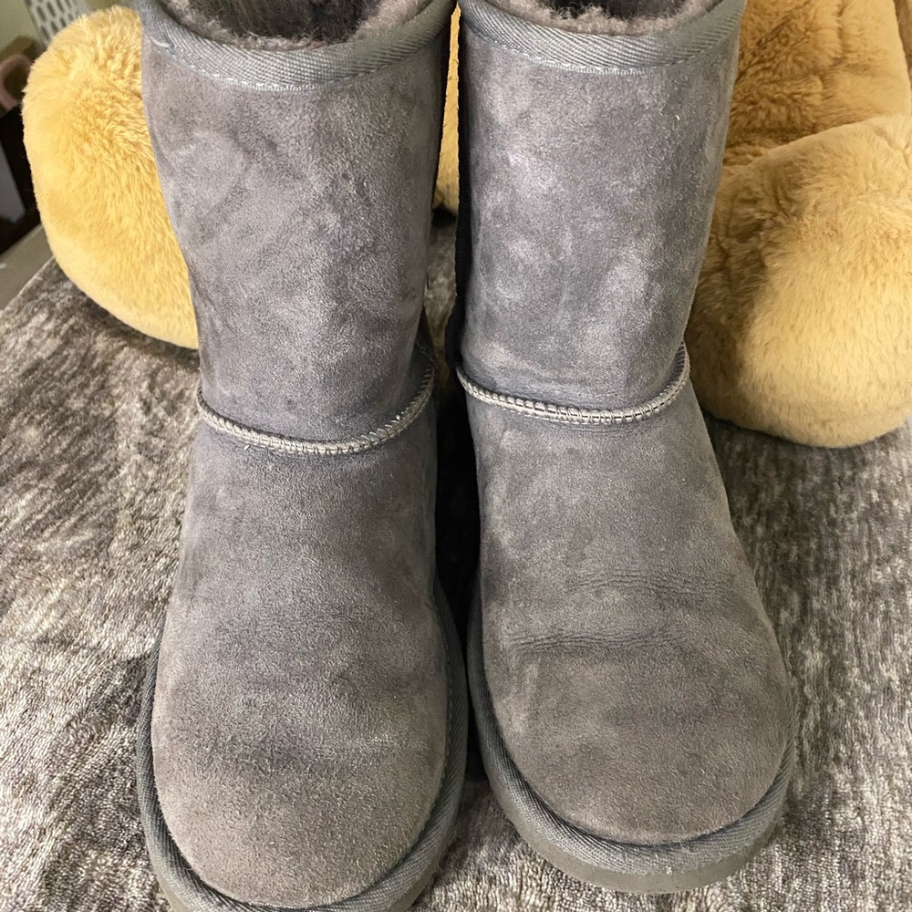 UGG Australia Boots Girls Size 5 Classic Short Shoes Gray Suede Shearling Winter
